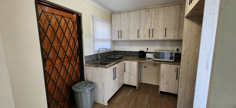 To Let 4 Bedroom Property for Rent in Table View Western Cape